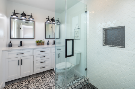 Using-mirrors-to-decorate-bathroom.