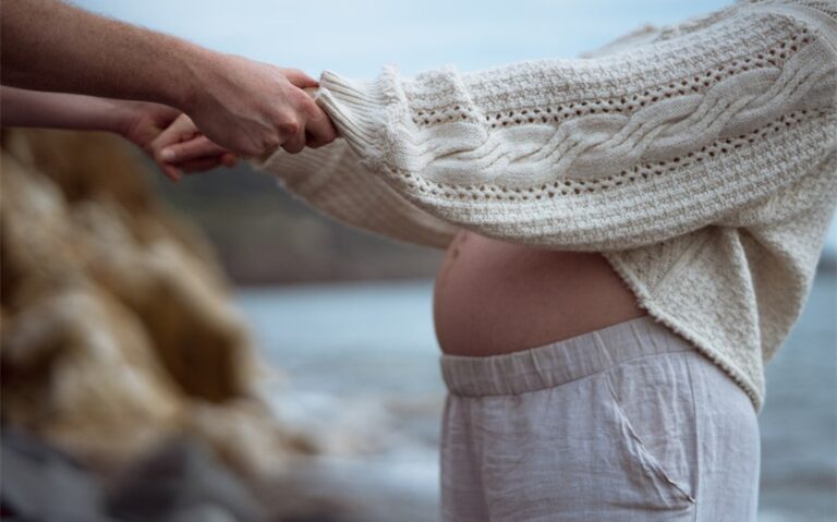 couple maternity photoshoot ideas